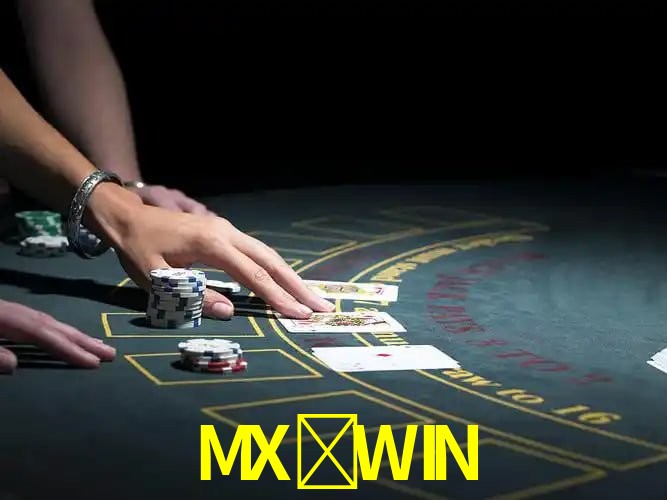Escena dinámica inspirada en casino con iluminación MX-WIN, cartas, fichas e íconos de juegos digitales en un espacio moderno de juegos.